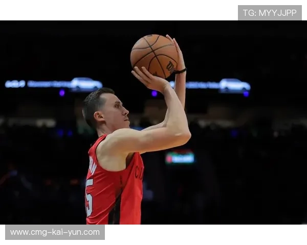 热火邓肯·罗宾逊外线命中三分，紧跟比分